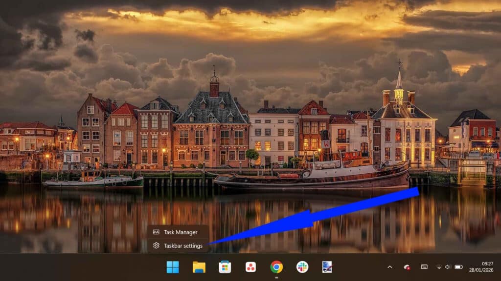 Desktop taskbar context menu with the Taskbar settings option highlighted.
