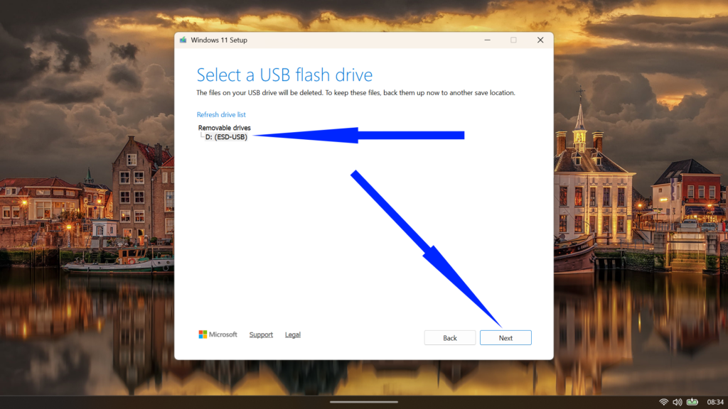 Windows 11 Setup drive selection screen showing a removable USB drive selected for bootable media creation.