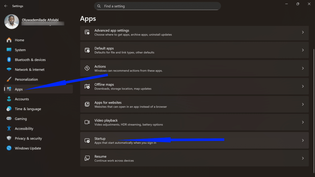 Windows Apps menu with a blue arrow pointing to the Startup settings for managing background applications.