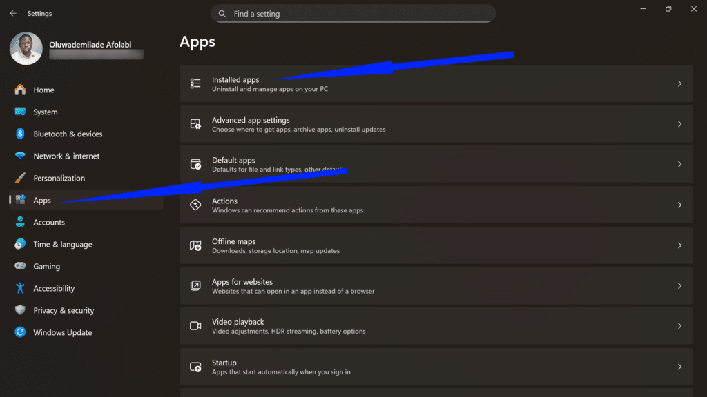 Windows Apps settings menu with arrows highlighting the Installed apps section.