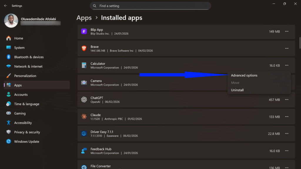 Windows Installed apps list with an arrow pointing to Advanced options for the Calculator app.
